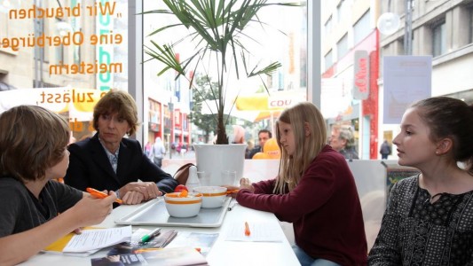 Jona, Carolin und Charlotte (von links) löchern Henriette Reker mit ihren Fragen. (Fotos: Martina Goyert)