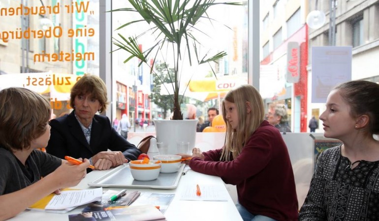 Jona, Carolin und Charlotte (von links) löchern Henriette Reker mit ihren Fragen. (Fotos: Martina Goyert)