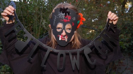 Wir zeigen dir, wie du gruselige Masken zu Halloween basteln kannst. (Alle Fotos: dpa)