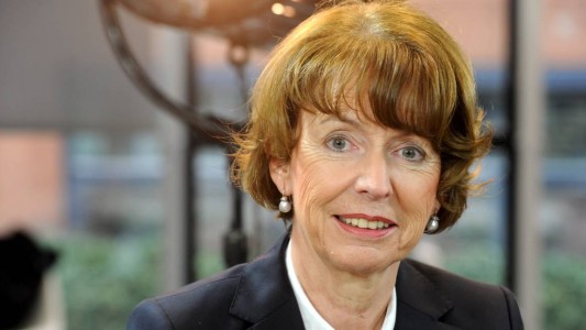 Henriette Reker soll Oberbürgermeisterin von Köln werden. Es ist aber noch nicht klar, wann sie das Amt annehmen kann. Denn vor der Wahl ist etwas Schlimmes passiert: Ein Mann hat die Politikerin mit dem Messer angegriffen. (Foto: dpa)