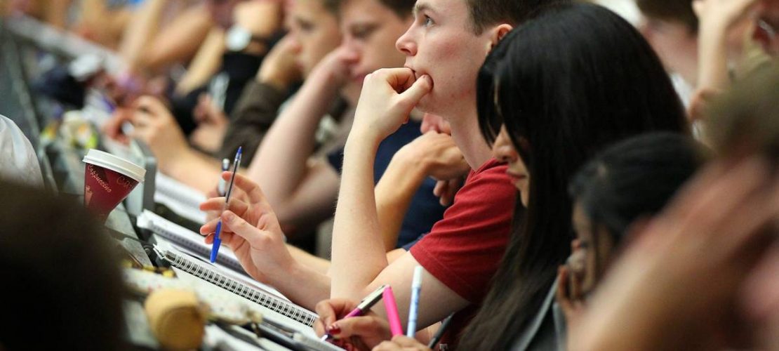 An der Universität haben die Studenten Seminare und Vorlesungen. Das ist so ähnlich wie Unterricht in der Schule. Die Studenten sitzen aber oft in Hörsälen. (Foto: dpa)