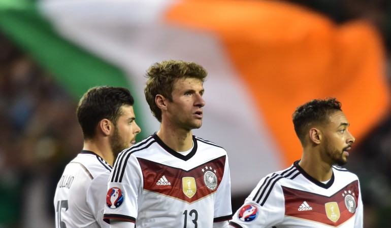 Die Deutschen Spieler Kevin Volland (ganz links), Thomas Müller und Karim Bellarabi. Im Spiel gegen Irland haben sie leider kein Tor gemacht. (Foto: dpa)
