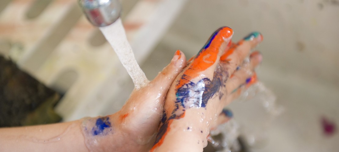 Seine Hände sollte man sich auch waschen, wenn sie nicht super dreckig aussehen. Krankheitserreger sieht man nämlich nicht. (Foto: dpa)