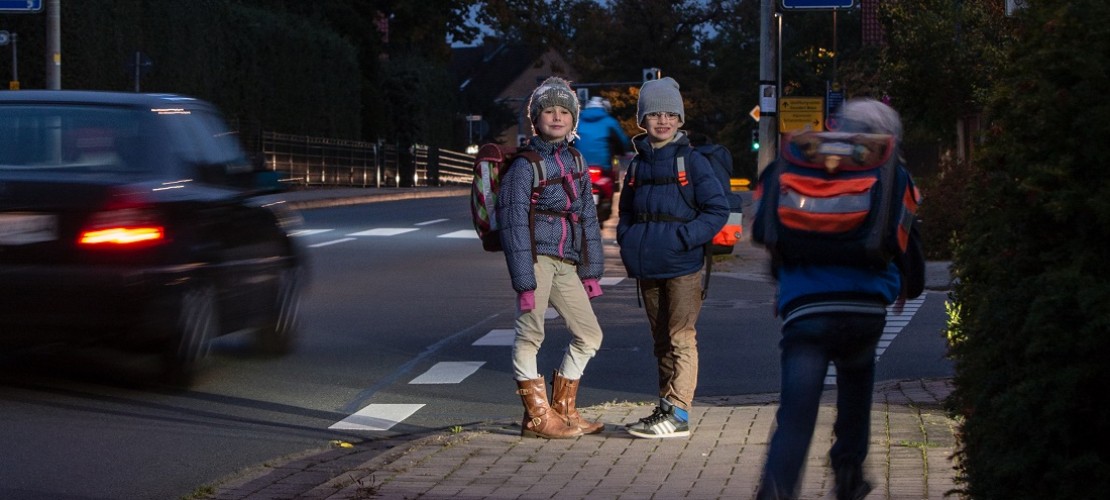 Wenn es auf dem Weg zur Schule noch dunkel ist, ist es wichtig, dass man die richtigen Klamotten anhat. (Foto: TÜV Nord)