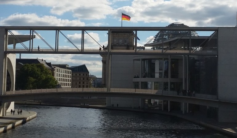 Das Marie-Elisabeth-Lüders-Haus ist links zu sehen. Rechts siehst du das Paul-Löbe-Haus. Und im Hintergrund das Reichtstagsgebäude. (Foto: Leister)