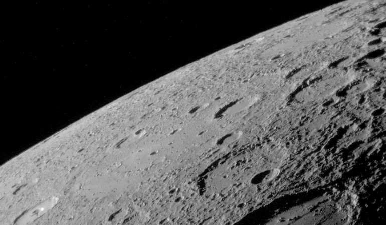 Auf der Oberfläche des Merkurs sind viele Einschlagkrater. (dpa)