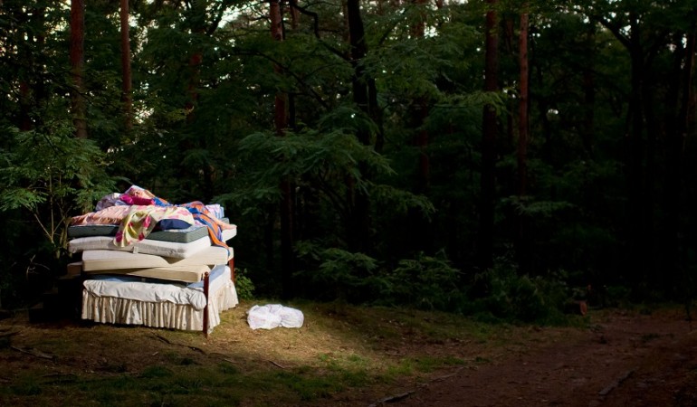 Unter vielen vielen Matratzen hat die Königin eine Erbse versteckt? Wird die Prinzessin das merken? (Foto: dpa)