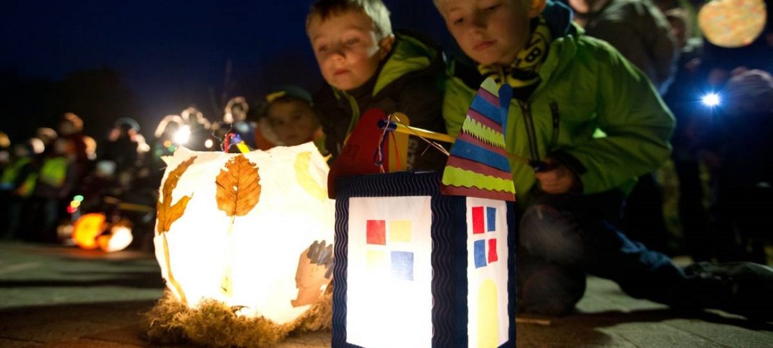 Rund um das Rheinenergie-Stadion findet ein großes Martinszug statt. (Foto: dpa)