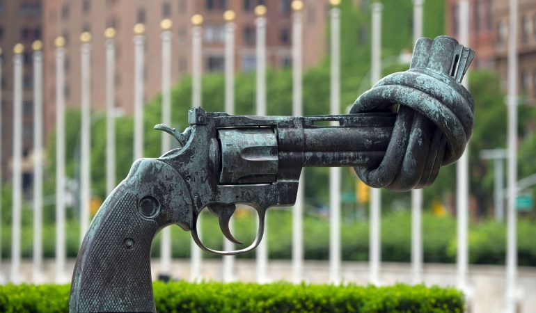 Diese Skulptur steht vor dem Gebäude der Uno in New York. Sie drückt aus, dass es auf der Welt keine Gewalt, sondern Frieden geben soll. (Foto: dpa)