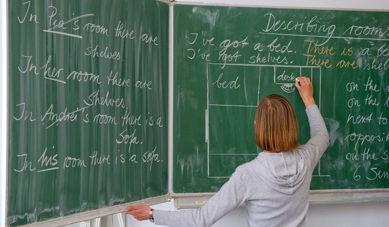 In vielen Ländern auf der Welt gibt es zu wenige Lehrer. Daran soll unter anderem der Weltlehrertag erinnern. (Foto: dpa)