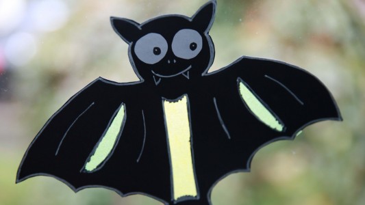 Grinst frech von deinem Fenster: Die Fledermaus als Fensterbild. (Alle Fotos: Seiter)