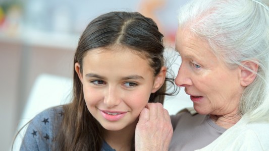 Irgendwann verlieren die Haare ihre Farbe. (Foto: auremar/fotolia)