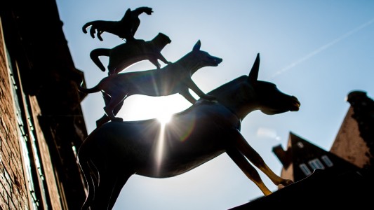 In Bremen vor dem Rathaus steht eine Skulptur, die an das Märchen der Stadtmusikanten erinnern soll. (Foto: dpa)