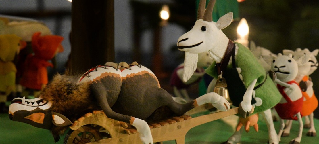 Sechs der sieben Geißlein hat der Wolf gegessen. Zum Glück konnte die Geiß sie aus seinem Bauch befreien. (Foto: dpa)