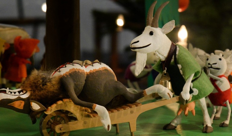 Sechs der sieben Geißlein hat der Wolf gegessen. Zum Glück konnte die Geiß sie aus seinem Bauch befreien. (Foto: dpa)