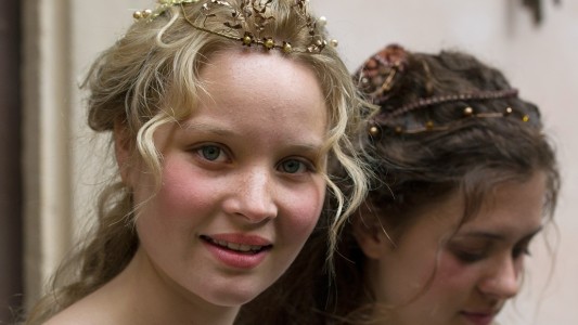 Schneeweißchen und Rosenrot sind zwei schöne Schwestern, die sich sehr lieb haben und immer gut zueinander sind. (Foto: dpa)