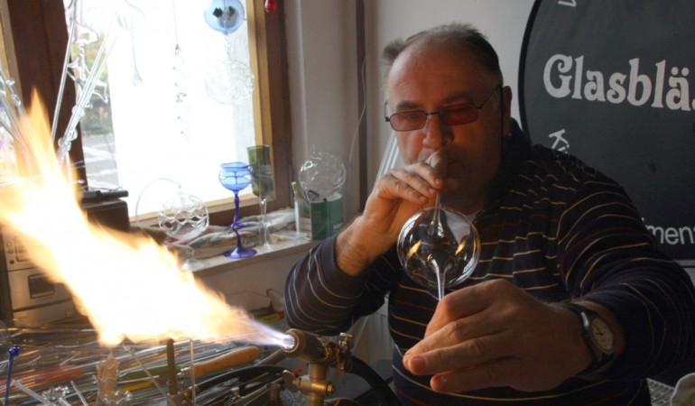 So macht ein Glasbläser eine Weihnachtskugel