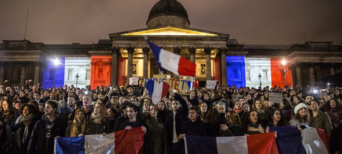 An vielen Orten auf der Welt kamen Menschen zusammen, um gemeinsam um die Opfer der Anschläge in Paris zu trauern. (Foto: dpa)