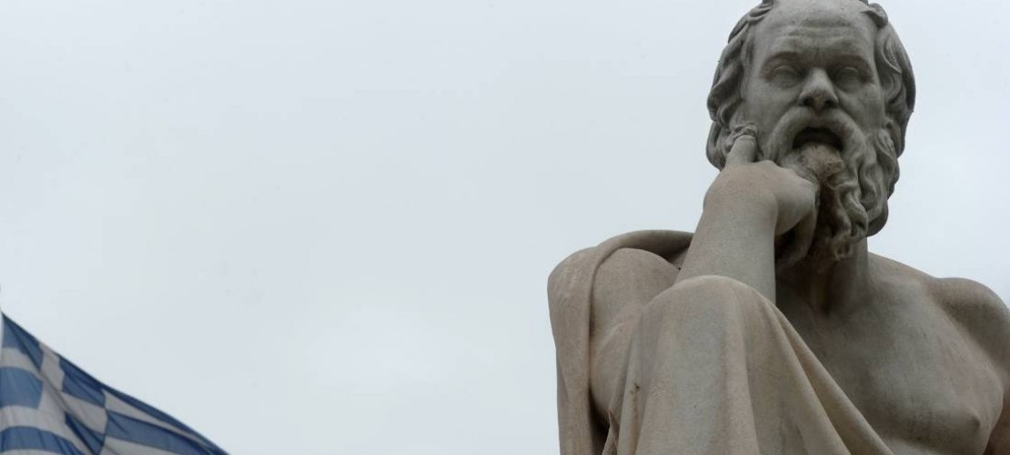 Zum Beispiel steht in Griechenland diese Statue eines bedeutenden Philosophen. Kennst du seinen Namen? (Foto: dpa)