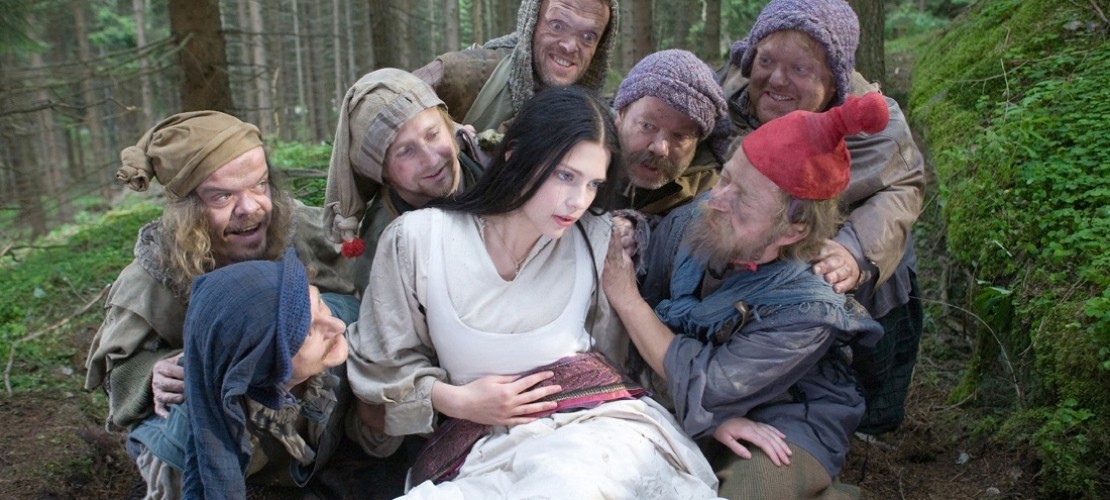 Einmal können die Zwerge ihr Schneewittchen retten: Sie schneiden den Riemen durch, mit dem die böse Königin Schneewittchen zugeschnürt hatte. (Foto: dpa)