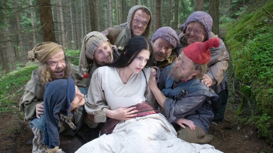 Einmal können die Zwerge ihr Schneewittchen retten: Sie schneiden den Riemen durch, mit dem die böse Königin Schneewittchen zugeschnürt hatte. (Foto: dpa)