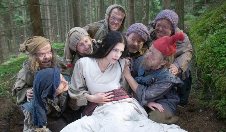 Einmal können die Zwerge ihr Schneewittchen retten: Sie schneiden den Riemen durch, mit dem die böse Königin Schneewittchen zugeschnürt hatte. (Foto: dpa)