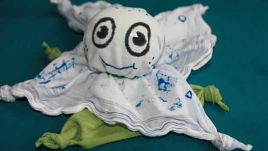 Ein ganz persönlicher Glücksbringer (oder Mutmacher oder Kuscheltier): Wir zeigen dir, wie du diesen Tintenfisch bastelst. (Alle Fotos: Alexandra Seiter)