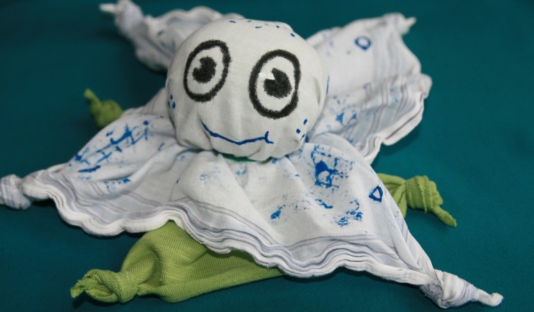 Ein ganz persönlicher Glücksbringer (oder Mutmacher oder Kuscheltier): Wir zeigen dir, wie du diesen Tintenfisch bastelst. (Alle Fotos: Alexandra Seiter)