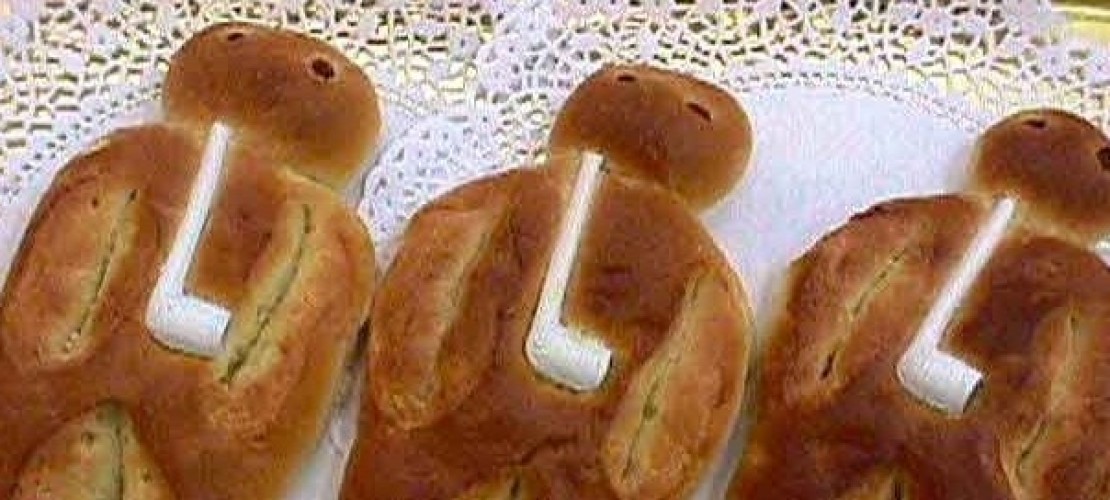 Weckmann, Kloskerl, Puhmann. Dieser Kerl hat ganz schön viele Namen. (Foto: „Weckmann“ von Flammingo - selbst gebacken. Lizenziert unter CC BY-SA 3.0 über Wikimedia Commons - https://commons.wikimedia.org(/wiki/File:Weckmann.jpg#/media/File:Weckmann.jpg)