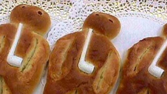 Weckmann, Kloskerl, Puhmann. Dieser Kerl hat ganz schön viele Namen. (Foto: „Weckmann“ von Flammingo - selbst gebacken. Lizenziert unter CC BY-SA 3.0 über Wikimedia Commons - https://commons.wikimedia.org(/wiki/File:Weckmann.jpg#/media/File:Weckmann.jpg)