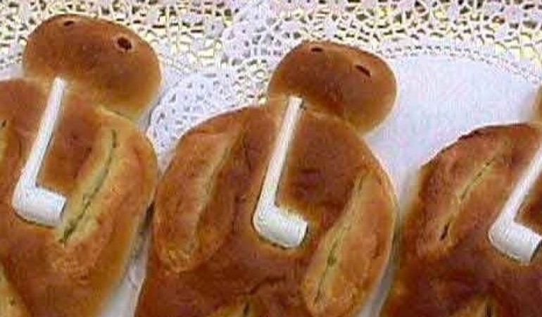 Weckmann, Kloskerl, Puhmann. Dieser Kerl hat ganz schön viele Namen. (Foto: „Weckmann“ von Flammingo - selbst gebacken. Lizenziert unter CC BY-SA 3.0 über Wikimedia Commons - https://commons.wikimedia.org(/wiki/File:Weckmann.jpg#/media/File:Weckmann.jpg)