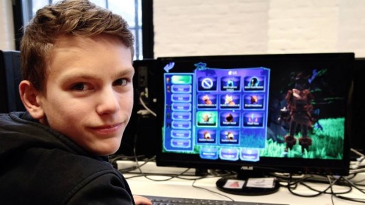 Erik will wissen, wie Computerspiele aufgebaut sind. Deswegen hat er den Kurs in Köln besucht. (Foto: Hennes)