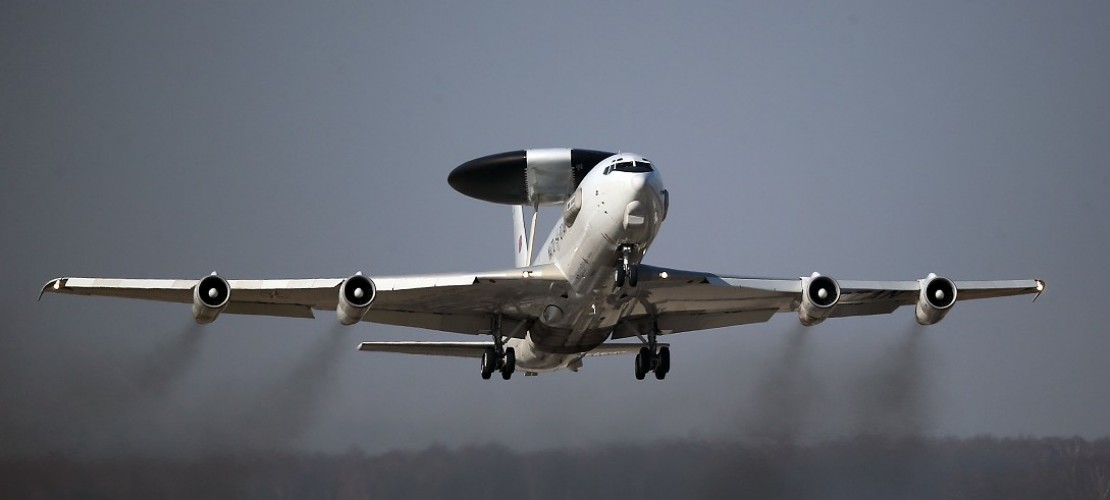 Flugzeug sammelt Informationen