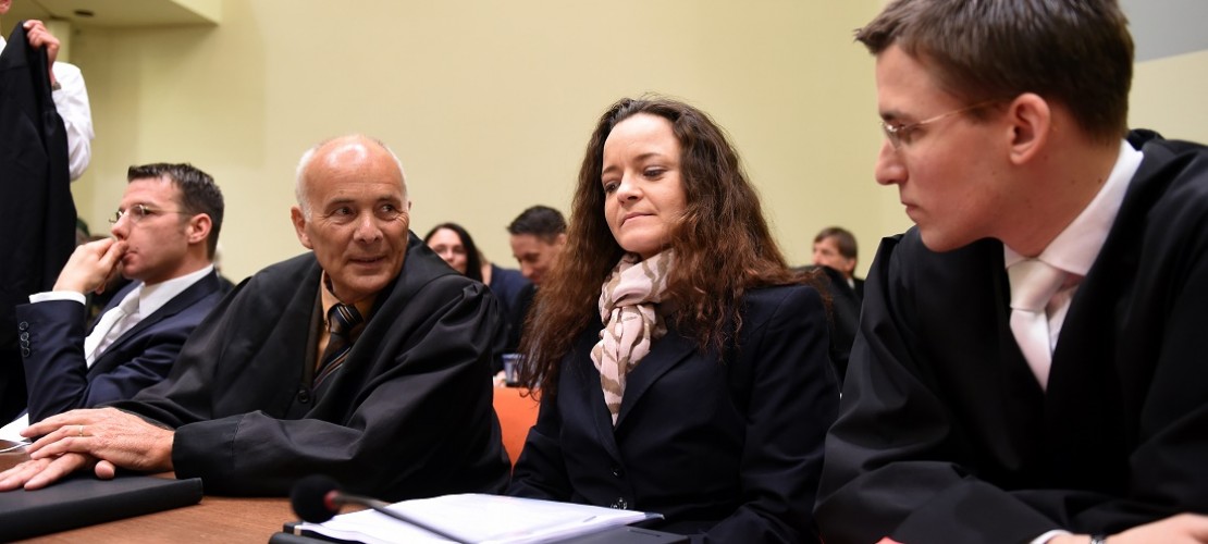 Beate Zschäpe war schon viele Male wegen der Taten des NSU vor Gericht. Bisher hat sie aber nie etwas gesagt. Nun hat ihr Anwalt eine Erklärung vorgelesen, die Beate Zschäpe geschrieben hat. (Foto: dpa)