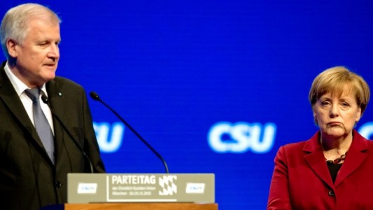 Angela Merkel ist die Chefin der CDU. Horst Seehofer der Chef der CSU. Manchmal streiten die beiden auch. (Foto: dpa)