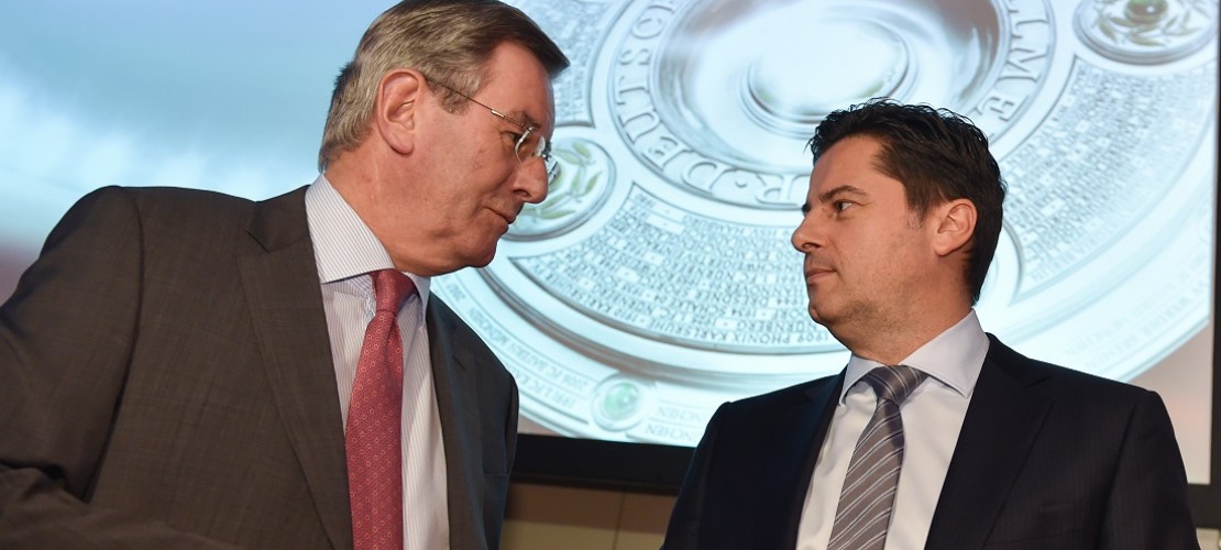 Hier sind Karl Hopfner (links), Präsident des FC Bayern München, und DFL-Geschäftsführer Christian Seifert zu sehen. (Foto: dpa)