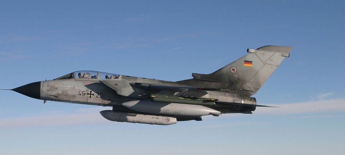 Solche Kampfflugzeuge sollen bald Gebiete in den Ländern Syrien und Irak erkunden. Dafür sind unter den Fliegern besondere Kameras angebracht. Die Tornados haben zwar Waffen an Bord. Die sollen aber nur im Notfall eingesetzt weden. (Foto: Pressezentrum Luftwaffe/dpa)