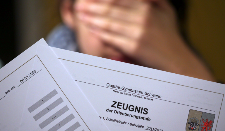 Kopf hoch: Ein schlechtes Zeugnis ist kein Grund zu verzweifeln. (Foto: dpa)