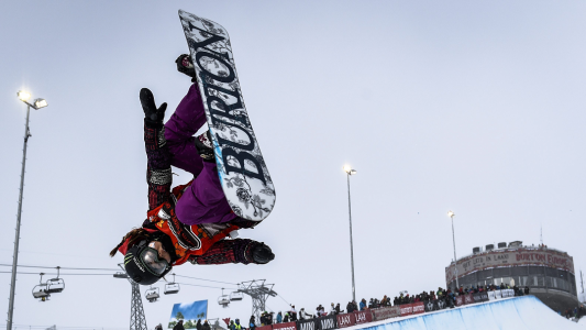 Chloe ist ein Snowboard-Superstar