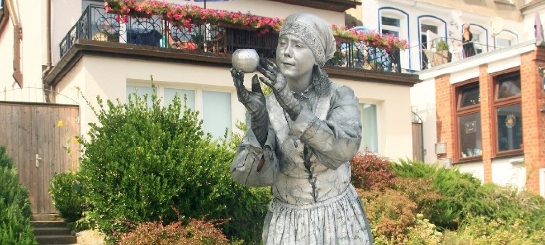 Katja arbeitet als lebende Statue