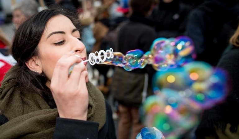 Warum glänzen Seifenblasen?