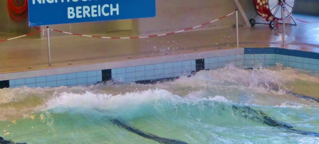 Wie entstehen Wellen im Hallenbad?