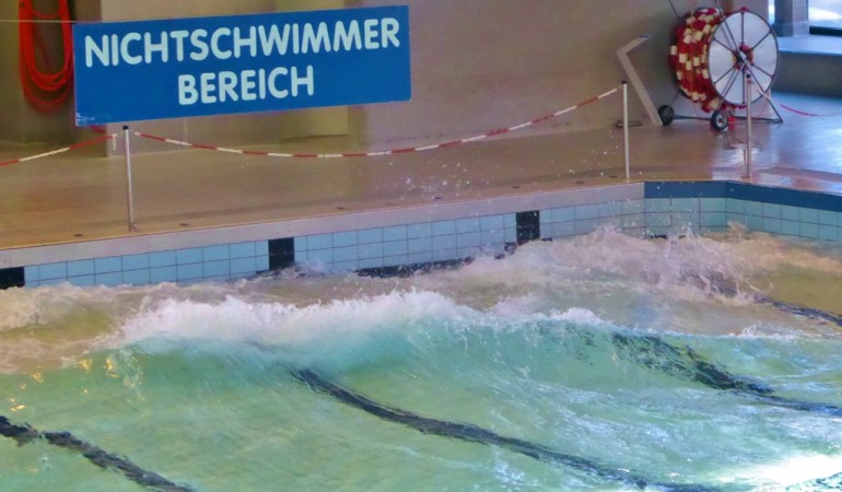 Wie entstehen Wellen im Hallenbad?