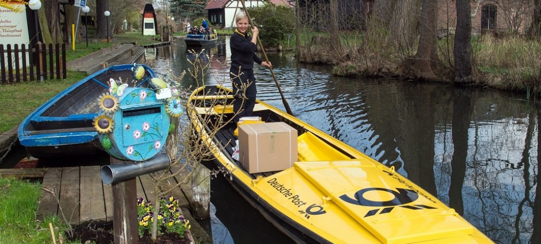 Hier kommt die Post mit dem Boot