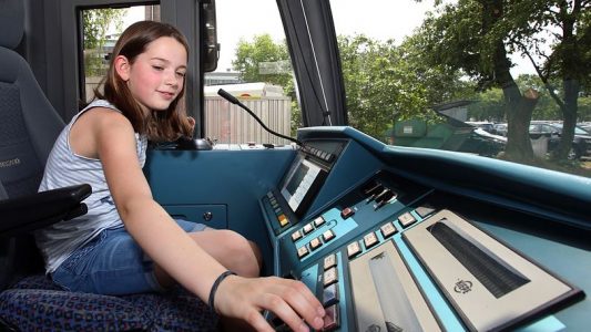 Fine lenkt die Straßenbahn