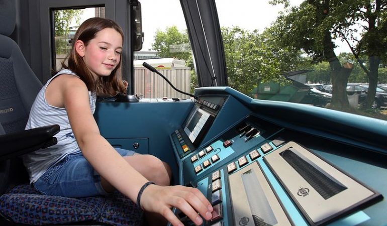 Fine lenkt die Straßenbahn