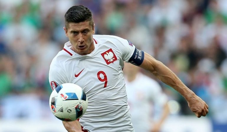 Fußball-Profi Robert Lewandowski schießt für den deutschen Verein FC Bayern und die polnische Nationalmannschaft Tore. (Foto: dpa)