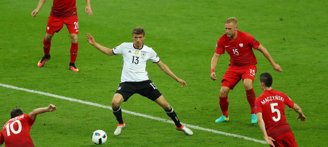 Hier kommst du nicht durch: Vier Polen versperren Thomas Müller den Weg. (Foto: dpa)