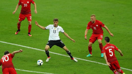 Hier kommst du nicht durch: Vier Polen versperren Thomas Müller den Weg. (Foto: dpa)