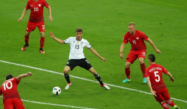 Hier kommst du nicht durch: Vier Polen versperren Thomas Müller den Weg. (Foto: dpa)